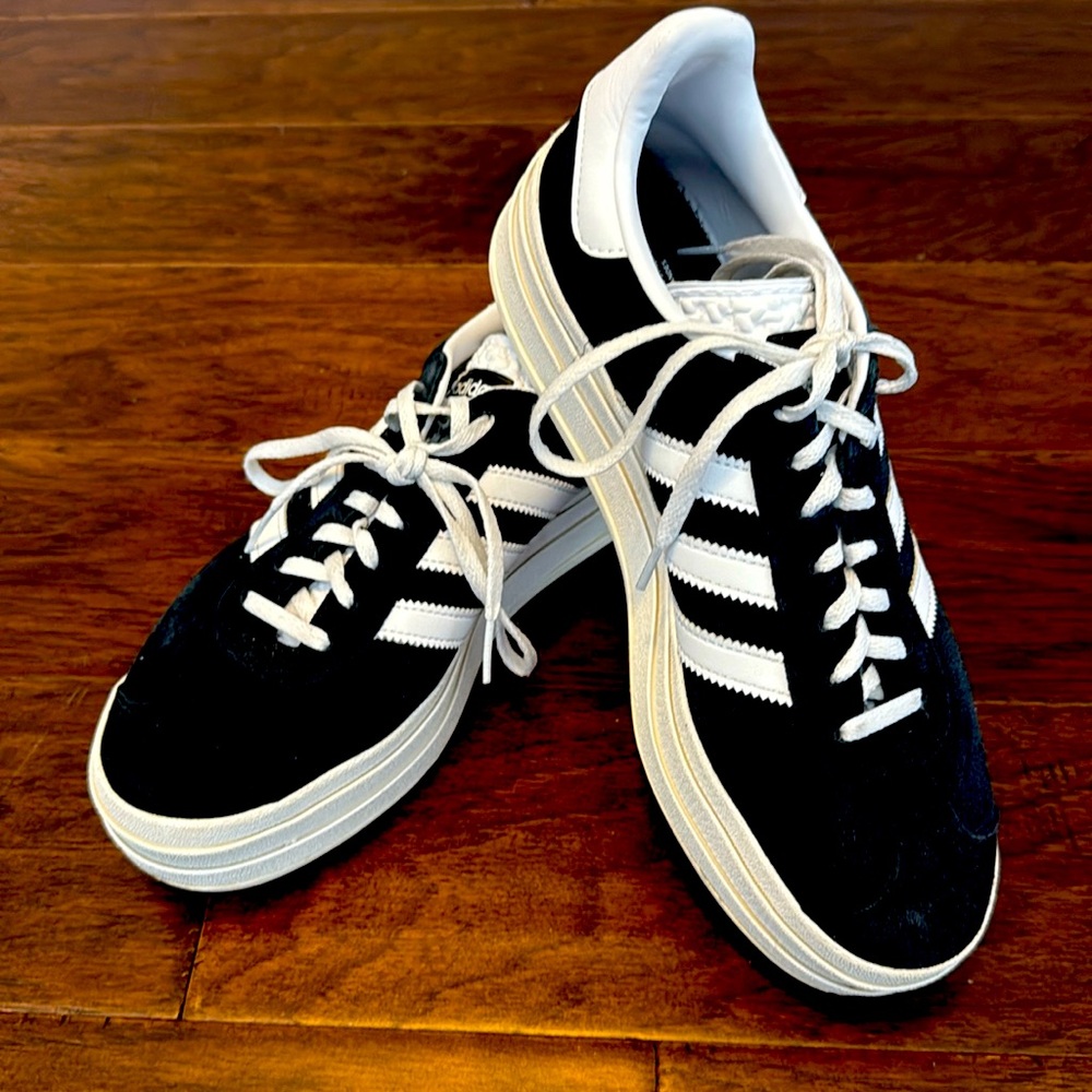 Like New Adidas Gazelle sneakers 9.5